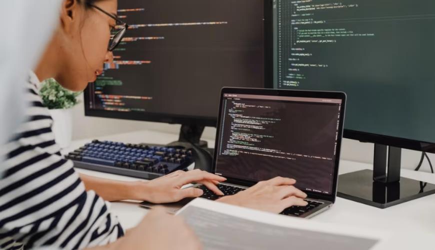 成都AI开发公司：生成式人工智能强化刻板印象的防范策略